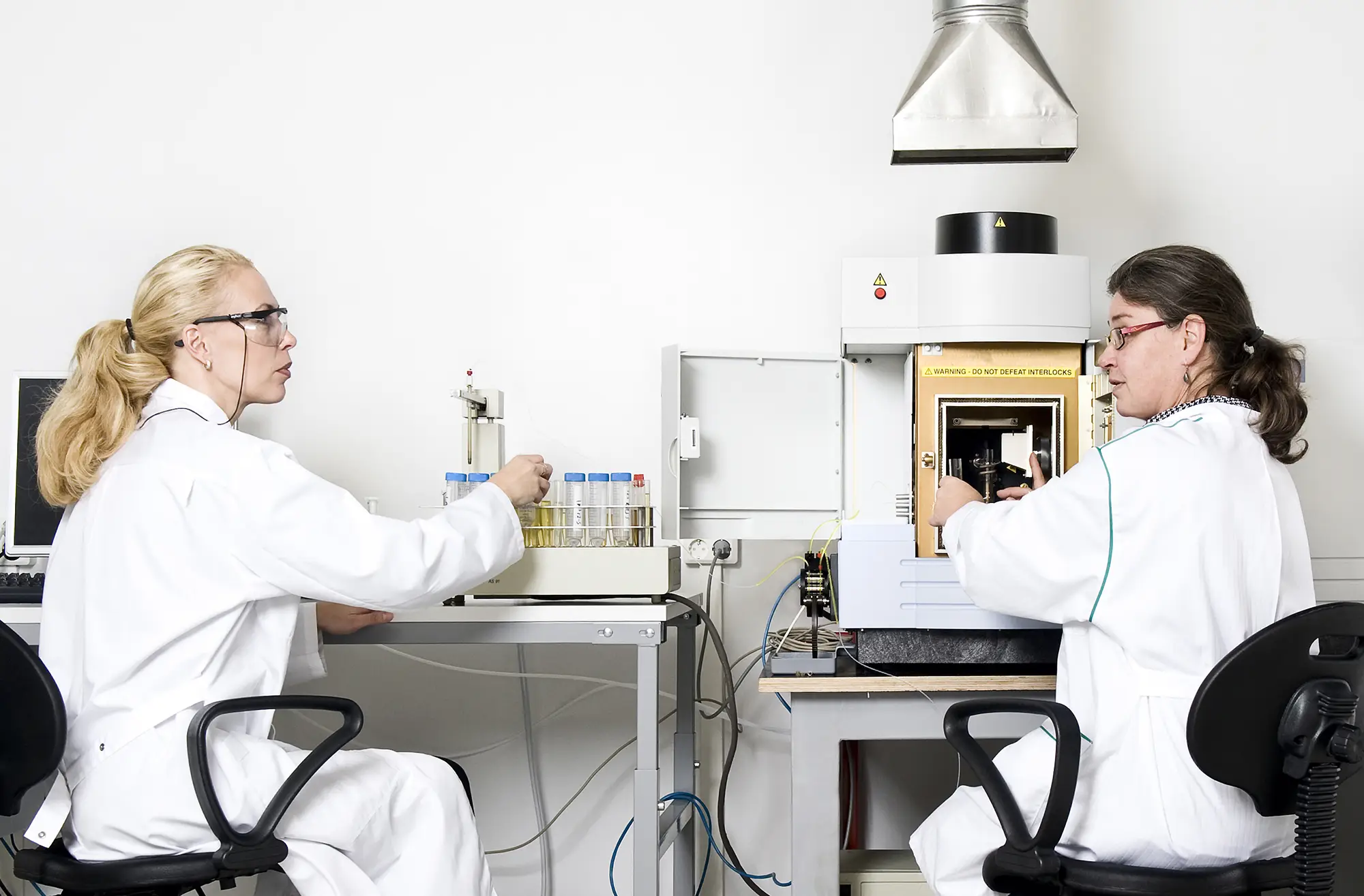 Kaksi asiantuntijaa tekemässä öljyanalyysitestejä Fluidlabin laboratoriossa Turussa