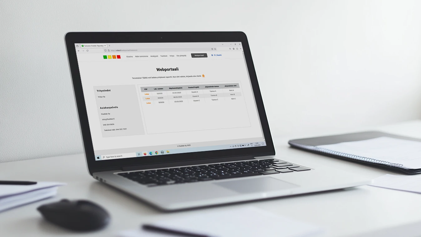 Kannettava tietokone, jossa avoinna Fluidlabin Webportaali ja ladattavat PDF-raportit